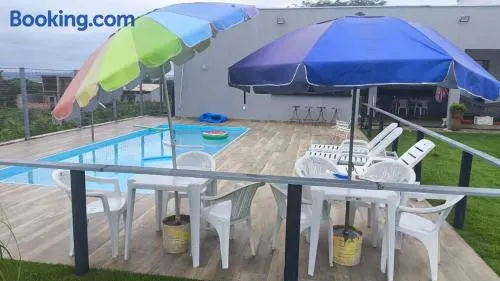 Refúgio em Formiga: Piscina e Churrasqueira - Image 1
