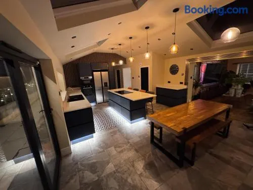 The Bungalow by The Garden Spa Stays, 4 bed, Sauna - Hot Tub - Ice Bath - Image 1