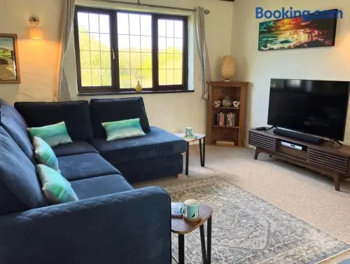 The Hide - 2 bed cottage, pool, close to beaches - Image 1
