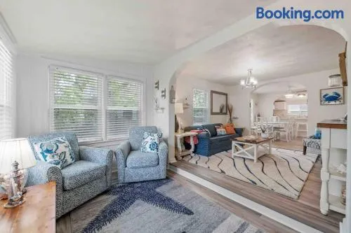 Beach Bungalow - 1 Block to Beach - Pets Welcome! - Image 1