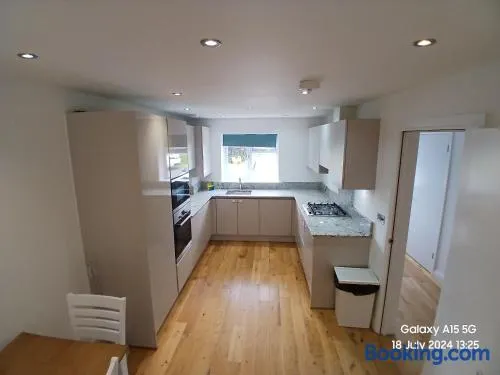 Hornchurch House - Jackson Close - Image 1