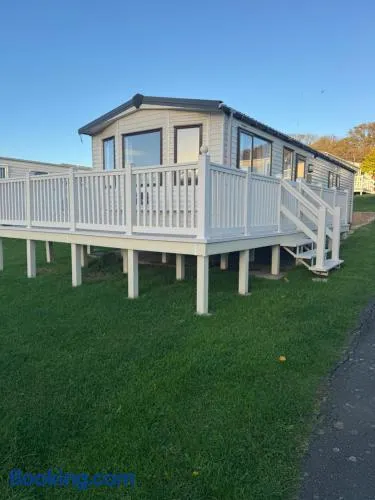 Whitecliff bay Bembridge, 3 x bedrooms, Cosy Caulkers Rest 10, Main side of the resort by the beach, pools & entertainment - Image 1