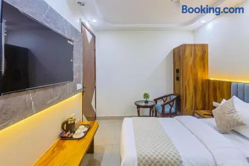 Hotel Twinkle Suites Delhi - Image 1
