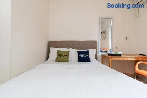 Urbanview Hotel Minongga Pondok Labu by RedDoorz - Image 1