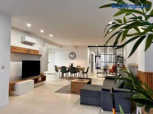Amplio Apartamento Cerca Centro Histórico y Turia 5pax 2 Bath - Image 1