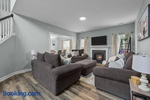 Luxury 5BR, 2 Master Suites, Sleeps 12, Game Room, Gym & Firepit - Image 1