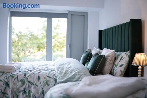 Beautifully designed 1 bedroom apartment - Image 1
