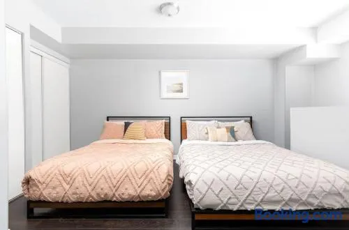 Two Story Loft w 2 beds close to Lakeshore - Image 1