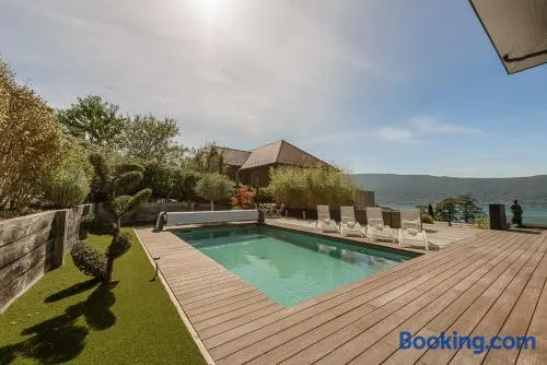 Villa Sunrise – Villa contemporaine avec piscine et vue panoramique sur le lac d’Annecy - Image 1