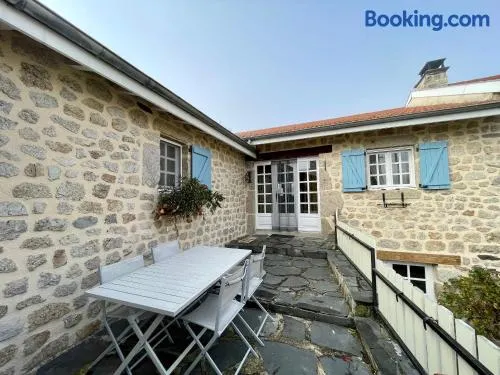 Gîte familial avec terrasse proche châteaux, lac, et parcours aventure - Image 1