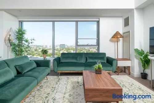Central Penthouse City Skyline Views Gym sleep 8 - Image 1