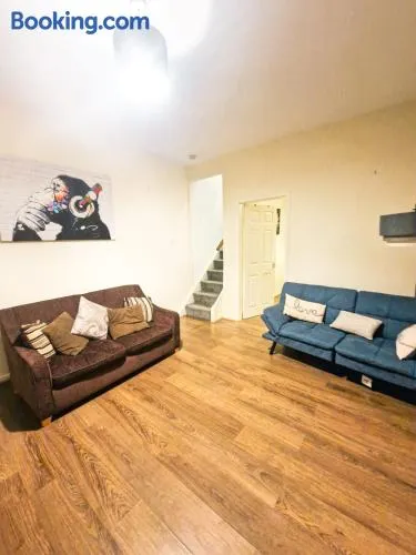 Leyland Town Centre Quiet Hub 2 bedroom 4 beds superfast WIFI free parking close to station and High Street - Image 1