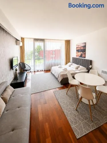 BL Yachtclub Lakeview Apartment - Image 1