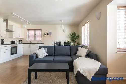 Spacious 2BR Flat - 2 Free Parking Spaces - Near LGW Airport - Image 1