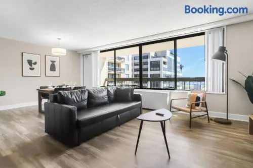 Stylish Apt in Crystal City - Image 1