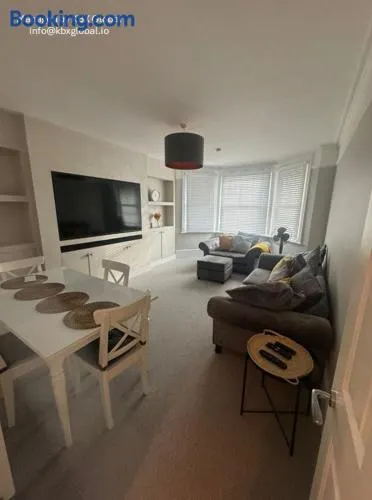 Premium Apartment in Redhill Town Centre - Image 1