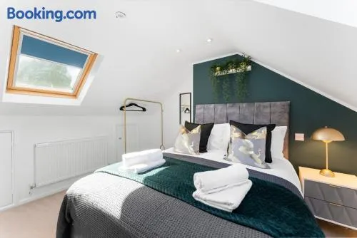Spacious 4-Bed Home in Bath with Garden - Image 1