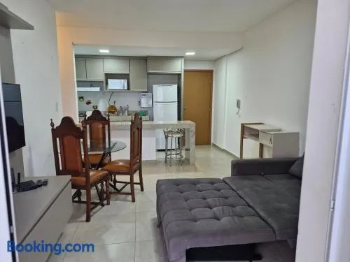 Apartamento bem localizado no centro, próximo ao barreiro - Image 1