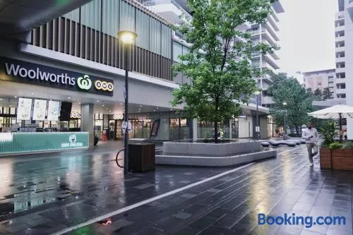16M Stylish 2 Bedroom Abnb Apt in Mascot, 2 Free Parking - Image 1