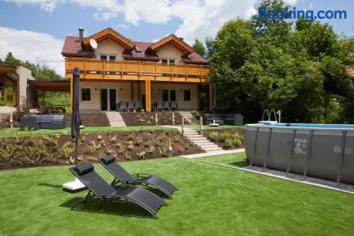 Espléndida casa vacacional totalmente equipada con barbacoa, terraza y jardín | Junto al esquí - Image 1
