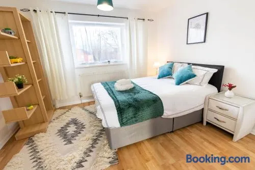 3 Bedroom house with free parking, Dalstone,Aylesbury - Image 1