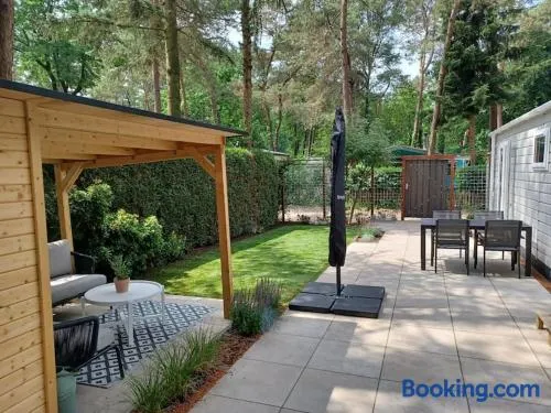Boshuis met grote tuin I Vakantiepark met Zwembad - Image 1