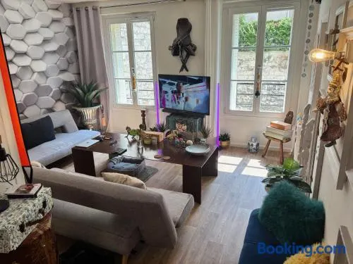 Shared private Appart for up to 2 male traveler under 30s and 2 flatmates résidents - Image 1