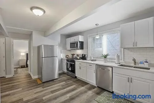 Modern 4BD 2BA Family Home - Image 1