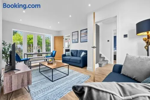 NEW! 4BR by Warwick Castle with Driveway, Near M40 - Image 1