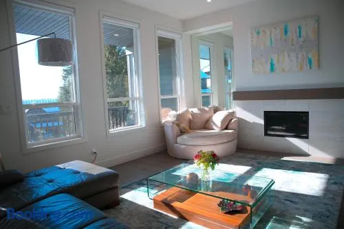 Designer Zen Villa, Premium Coquitlam Stay, Minutes to Transit - Image 1