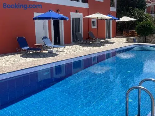 Dans une villa avec piscine privée, calme, proche des plages, vues mer et montagnes - Image 1