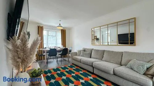 Coolfin House - 3 bed Near Excel & Custom House St - Image 1