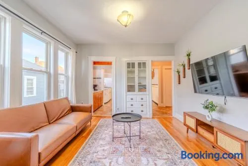 Spacious 3BR 4 Queen Bed Near Boston & Transit - Image 1