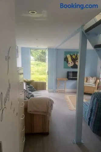 Inviting 1-Bed Cottage in Pontypridd - Image 1