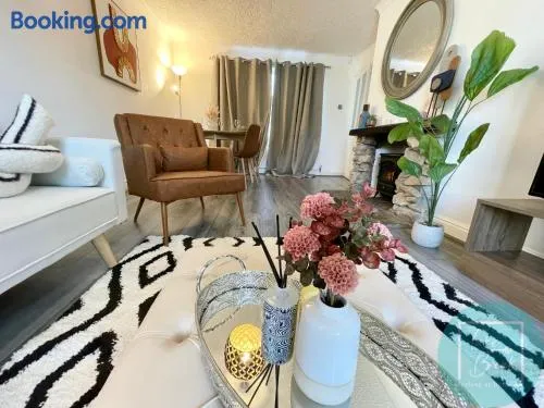 Stylish 3-Bedroom St Helens Home with Parking & Wi-Fi - Image 1