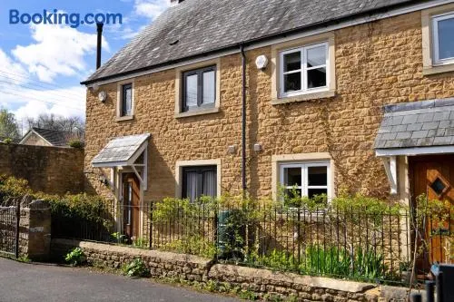 Finest Retreats - Hollies Cottage Oak 3 bed - Image 1