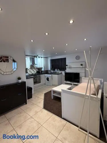 Cosy Guest Suite, West London - Image 1