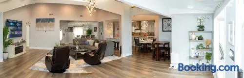 DFW Spacious Cozy Modern Villa - Image 1