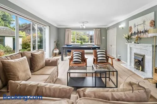 6BR Villa in Birmingham with Free Onsite Parking - Image 1