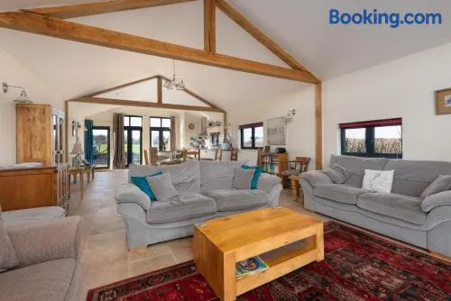 Leveret Lodge with secure garden for Dogs - Image 1