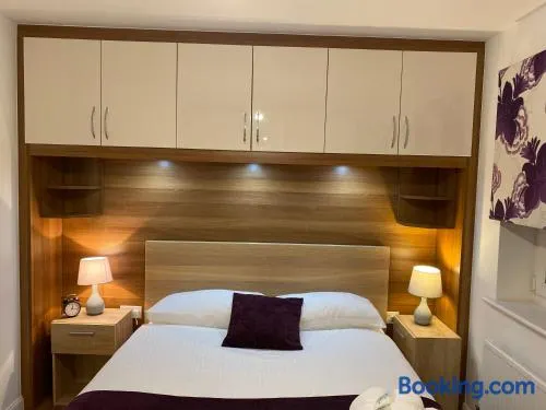 Spacious 2 Bed House for Corporate and Family Stays - Image 1