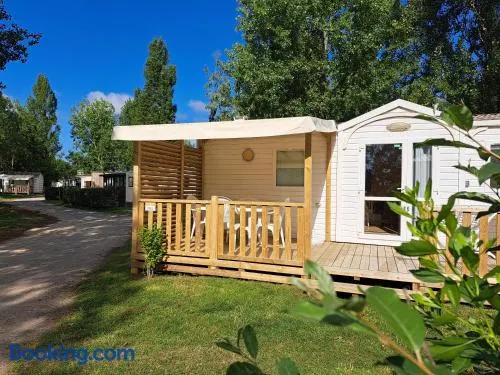 Camping avec terrasse et piscine - Image 1