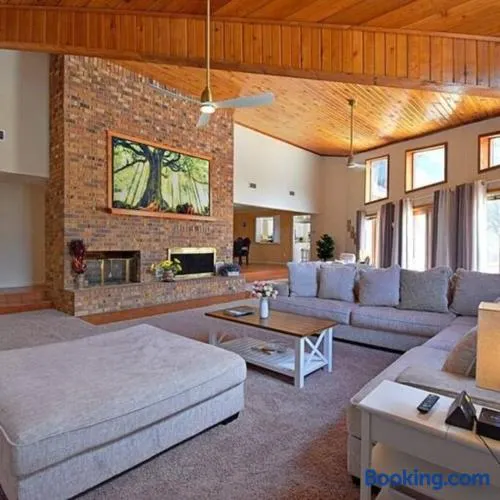 Mansion on 5ac with pool and indoor court, 5bdr, sleeps 14 - Image 1