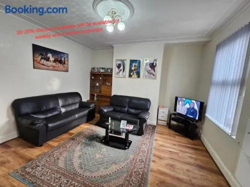 Spacious two bedroom house, parking and WiFi - Image 1