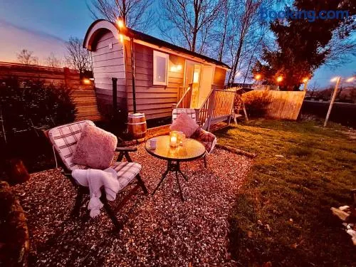 Whiskers and Woods Shepherd Hut - Image 1