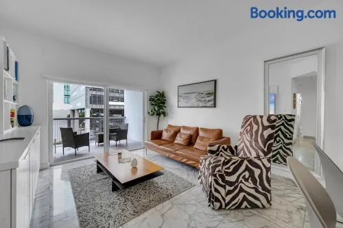 Subtle 2 Bed in Edgewater near Downtown With Free Parking - Image 1