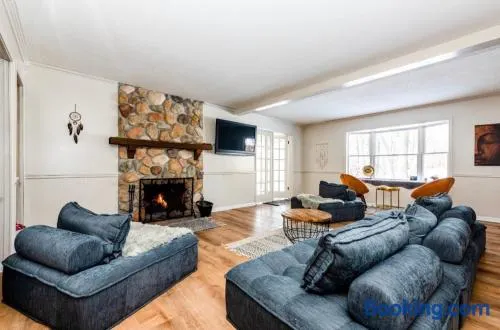 Relaxing 5 bedroom with indoor fireplace - Image 1