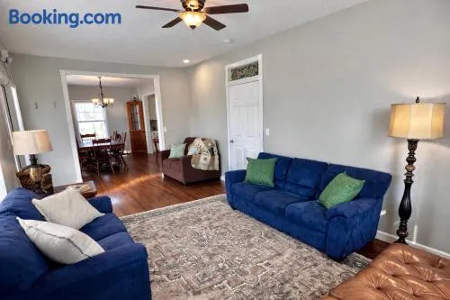 Sycamore House - 4 Bedroom Vineyard Retreat Near KC - Image 1