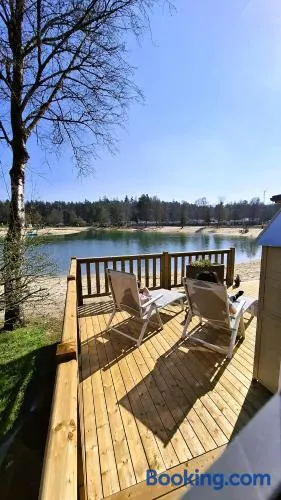 Veluws Meerhuisje luxe gezinschalet aan het water met opgemaakte bedden en handdoeken - Image 1