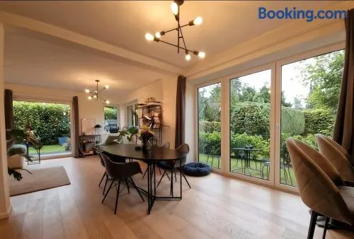Ein komfortables Haus mit großem Wohnzimmer - Image 1
